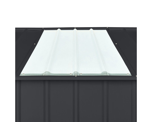 Detail záhradného domčeka so svetlíkom v streche.