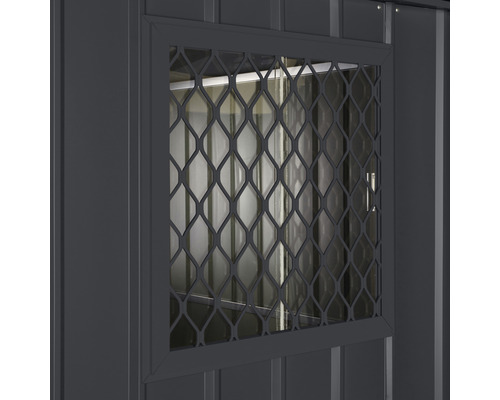 Detail okna s mrežou pre záhradný domček