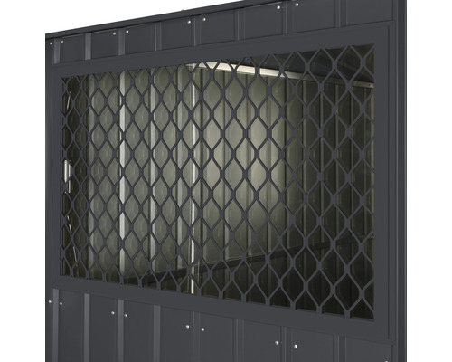 Detailný pohľad na záhradný domček s mriežkovým oknom