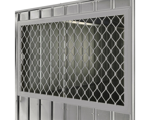 Detailný pohľad na kovové okno s mriežkou pre záhradný domček