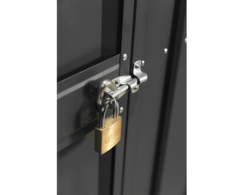 Kovová skrinka uzamknutá visiacim zámkom