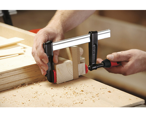 Práca s drevom s jednoručnou svorkou na upevnenie obrobkov.