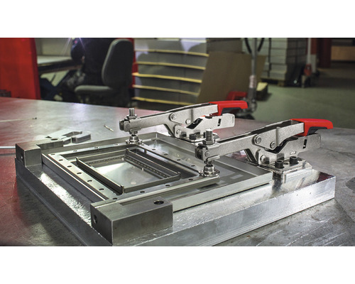 Kovové zariadenie s rýchloupínačom na upevnenie obrobku