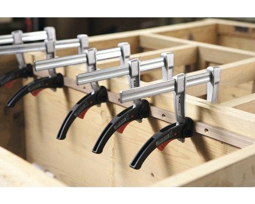 Drevený rám upevnený rýchloupínacími svorkami