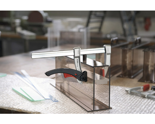 Svorka fixuje obrobok z transparentného plastu.