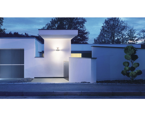 Moderná fasáda domu s vonkajším svetlom pre vstupný priestor