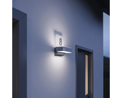 Svetlo s číslom domu s číslom 8 na stene