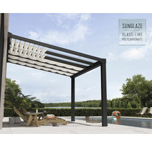 Pergola s polykarbonátovou strechou a posuvnou látkovou plachtou vedľa bazéna