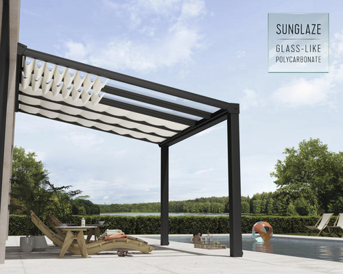 Pergola s polykarbonátovou strechou a posuvnou látkovou plachtou vedľa bazéna