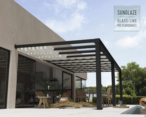 Terasa s pergolou, ochranou proti slnku a záhradným nábytkom.