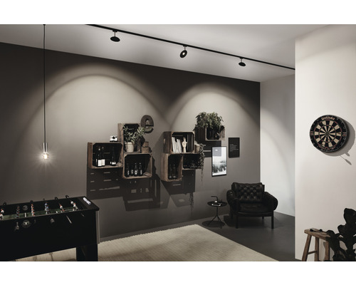 Obývacia izba so stropnými bodovými svietidlami, stolným futbalom a šípkami