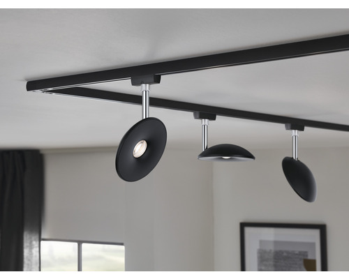 Čierny koľajnicový systém s tromi bodovými svetlami na strope