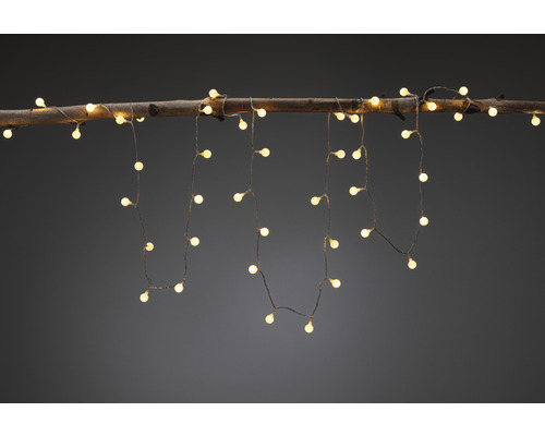 Svetelná reťaz s LED svetlami na konári