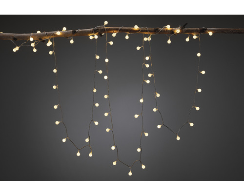 Dekoratívna svetelná reťaz s teplým bielym svetlom pripevnená k vetve