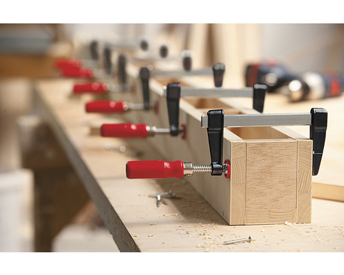 Pracovný stôl so svorkami a dreveným obrobkom