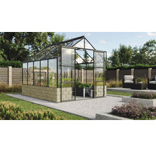 Skleník s kamenným základom v záhrade