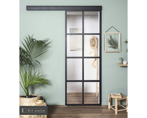 Pohľad do izby so sklenenými posuvnými dverami s priečkami a čiernym rámom