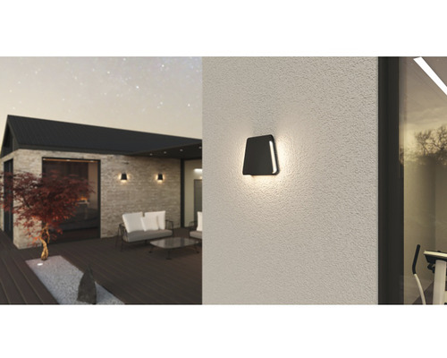 Vonkajší pohľad na dom so štýlovým vonkajším nástenným svietidlom na osvetlenie vonkajšieho priestoru