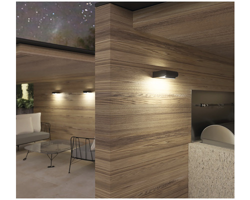 Osvetlená terasa s drevenou stenou a záhradným nábytkom