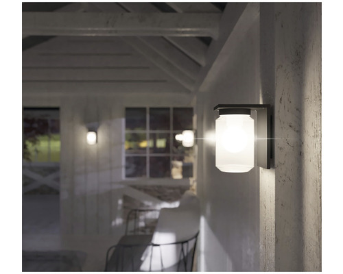 Nástenné svietidlo z kovu a skla na stene domu