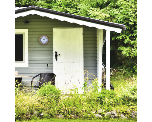 Záhradný domček s nástennými hodinami, dverami a posedením vonku