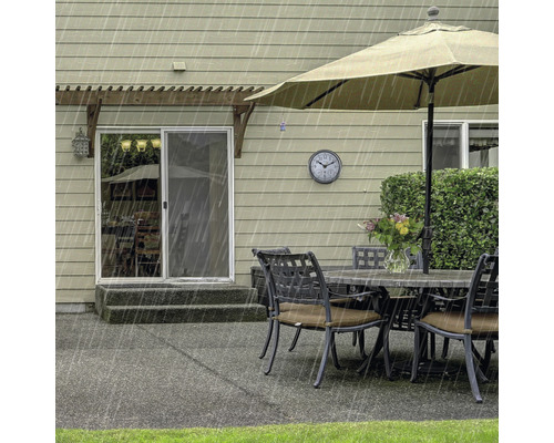 Záhradná scéna s terasovým nábytkom, slnečníkom a dažďom