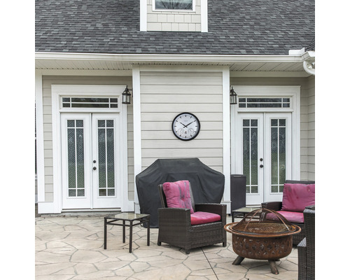 Terasa so záhradným nábytkom, grilom a vonkajšími hodinami