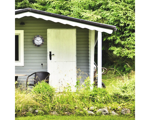 Záhradný domček s hodinami, teplomerom a vlhkomerom na fasáde