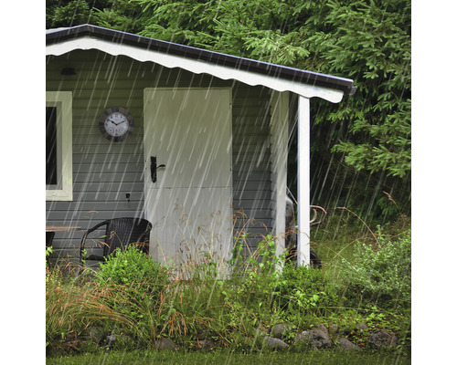 Záhradný domček s hodinami a posedením v daždi