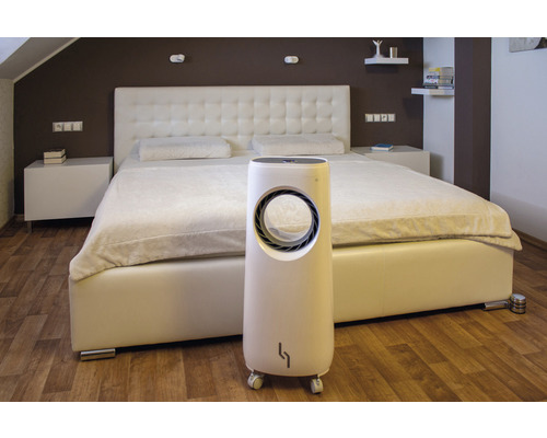 Ochladzovač vzduchu v spálni s posteľou a nočnými stolíkmi