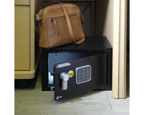Otvorený trezor s číselným kódom a hnedá taška