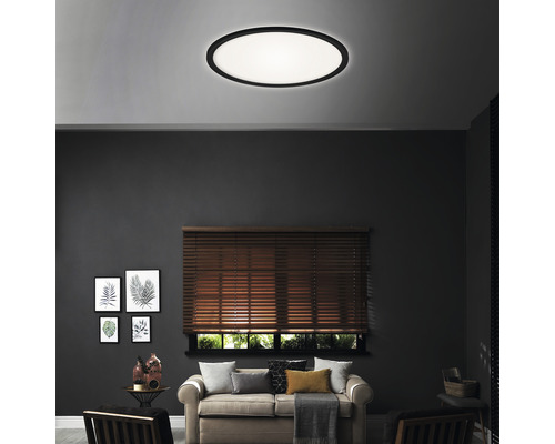 Obývacia izba so stropným svietidlom