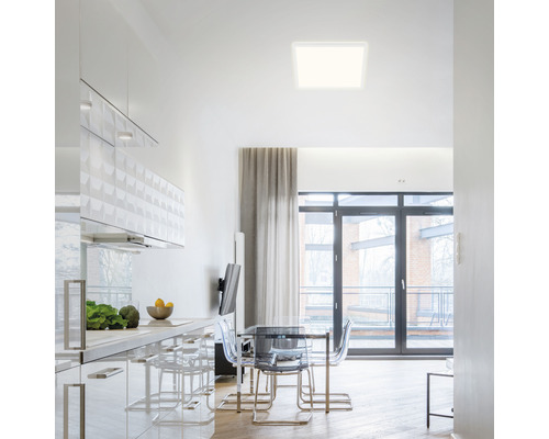 Moderná kuchyňa s jedálenským stolom a štvorcovým stropným svietidlom