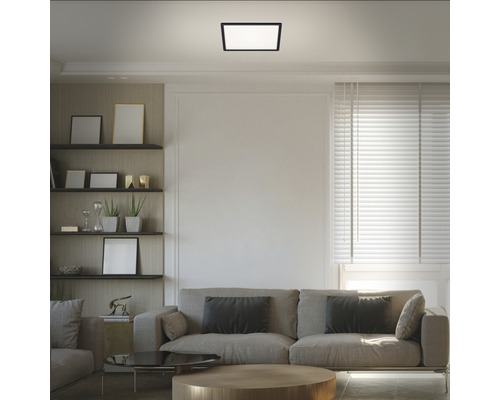 Obývacia izba s pohovkou, policami a štvorcovým stropným svietidlom