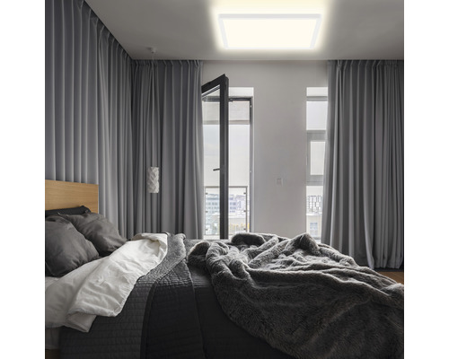 Spálňa s posteľou, závesmi a štvorcovým stropným svietidlom