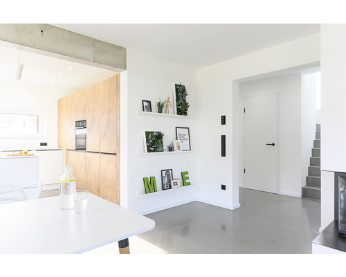 Svetlá izba s kuchyňou, policami a jedálenským stolom