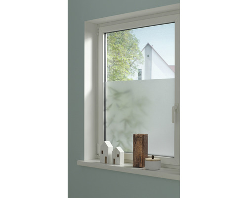 Okno s fóliou na ochranu súkromia, zdobené domami a vázami