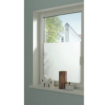 Okno s polopriehľadnou fóliou na ochranu súkromia a dekoráciou