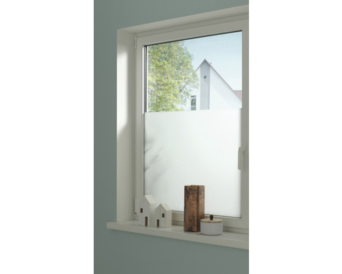 Okno s polopriehľadnou fóliou na ochranu súkromia a dekoráciou