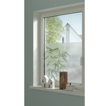 Biele okno s dekoráciou na okennom parapete