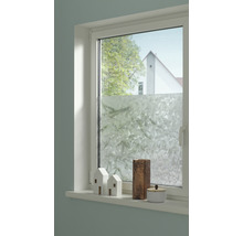 Okno s mliečnou fóliou a dekoráciou na parapete