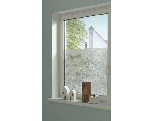 Okno s mliečnou fóliou a dekoráciou na parapete