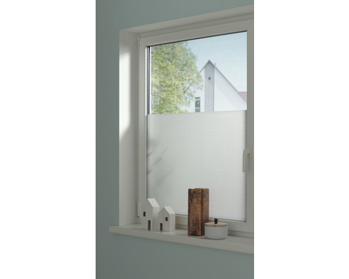 Okno s polopriehľadnou roletou pre súkromie a dekoráciu