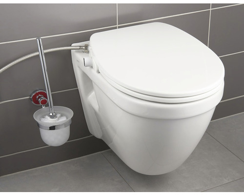 Závesné sprchové WC s toaletnou kefou na stene