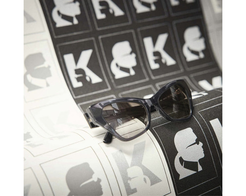 Okuliare na role tapety s motívmi Karla Lagerfelda.