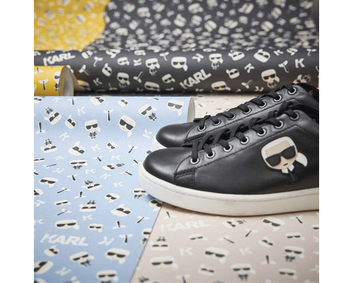 Rolky tapiet so vzorom a čierne topánky s aplikáciou