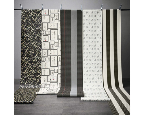 Výber vzorovaných tapiet zavesených na šnúre na bielizeň