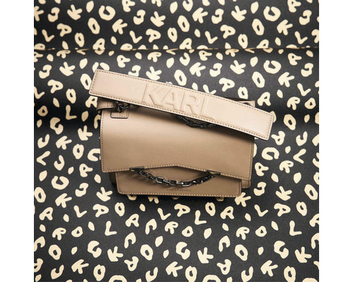 Kabelka Karl Lagerfeld na vzorovanom pozadí