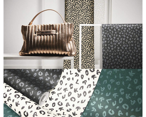 Rôzne tapety s rôznymi vzormi a kabelka na poličke