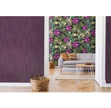 Obývacia izba s purpurovou tapetou a tapetou s kvetinovým vzorom